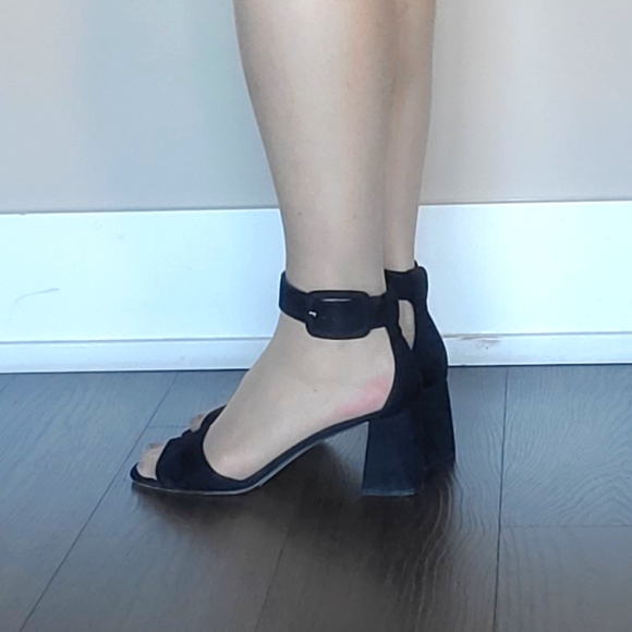 ๐ HOST PICK ๐ Chinese Laundry Rumor Ankle Strap Sandals - Picture 9 of 16